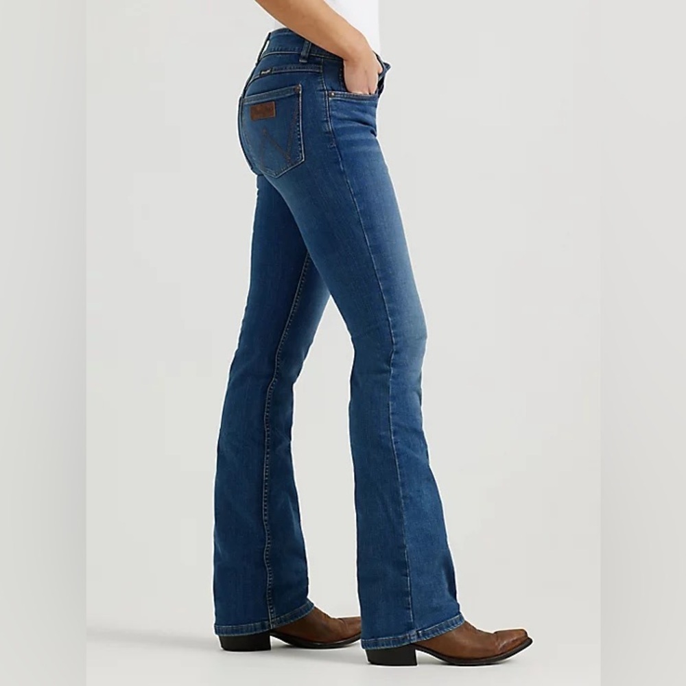 Wrangler Retro Mae Mid Rise Bootcut Jeans in Nadia Wash 1009MWZKN